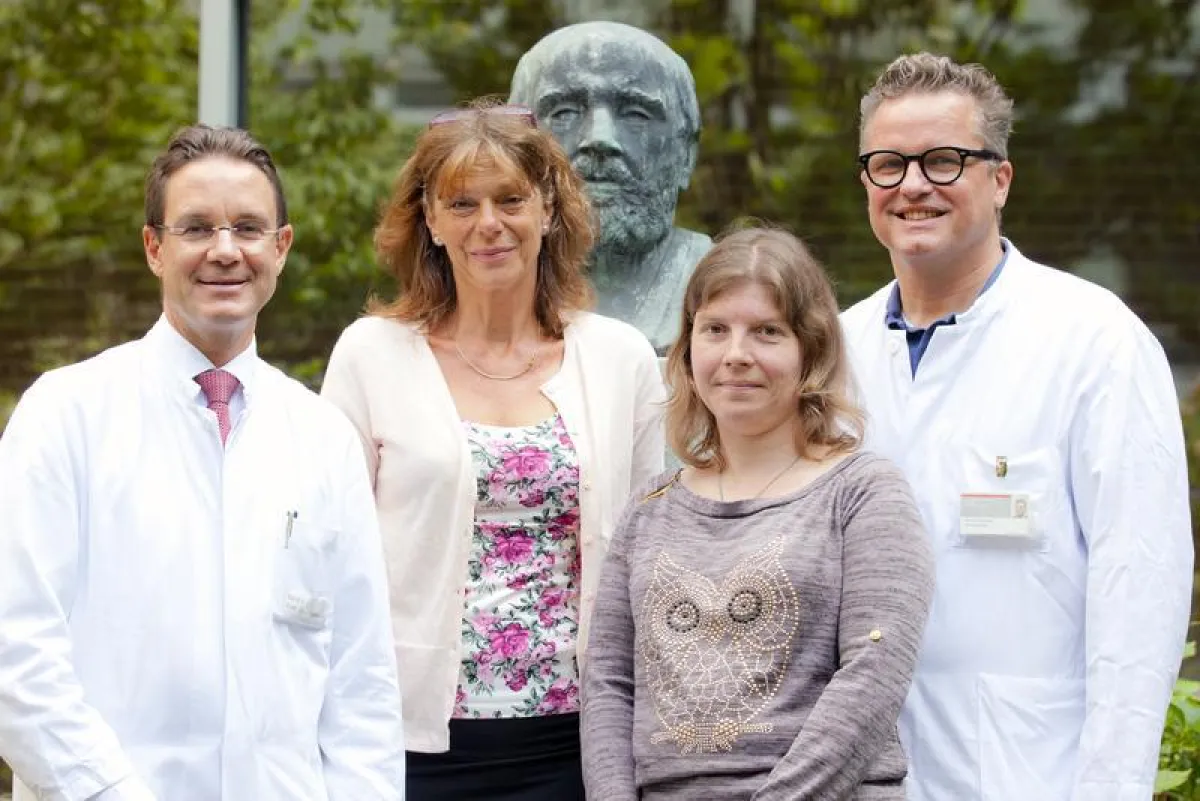 Die Professoren Bauersachs, Hilfiker-Kleiner, Patientin Bianca W. und Professor von Kaisenberg (von links). (Quelle „ MHH/Kaiser“.)