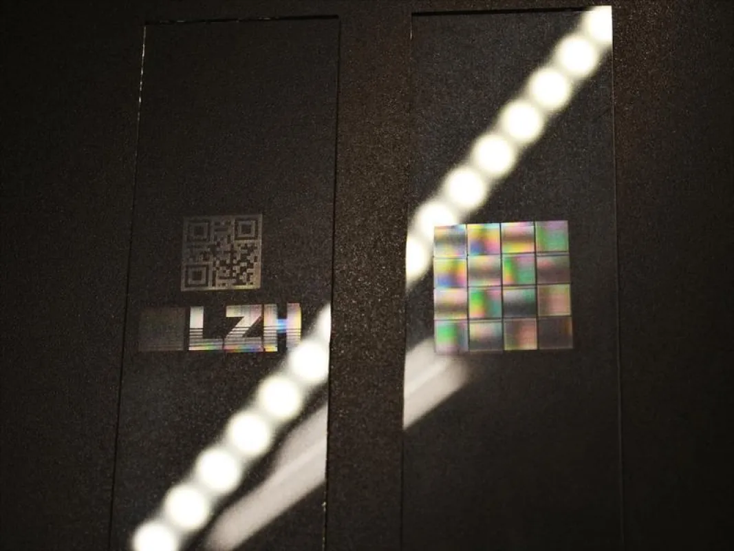 LZH logo and chessboard pattern with diffractive structures. (Photo: LZH)