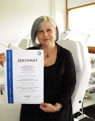 Bildungsträger nach AZWV - Die Akademie für Kosmetik und Wellness darf jetzt Bildungsgutscheine annehmen Bild: Bildungsträger nach AZWV - Die Akademie für Kosmetik und Wellness darf jetzt Bildungsgutscheine annehmen
