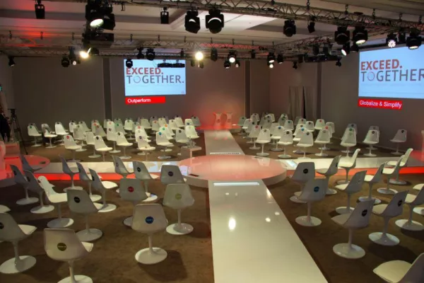 Bild: Late Night Concepts realisiert außergewöhnliches Setdesign für Henkel-Tagung