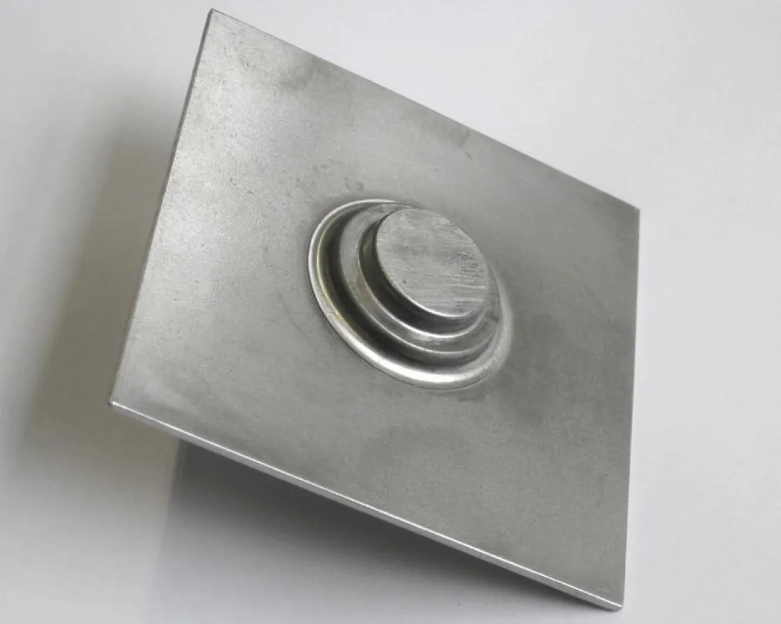 Verbundhybridschmieden: Das neue Leichtbau-Verfahren soll Aluminium-Massivteile und Stahlbleche stoffschlüssig verbinden – bereits während der Umformung und ohne weiteren Fügeschritt. (Foto: IPH)