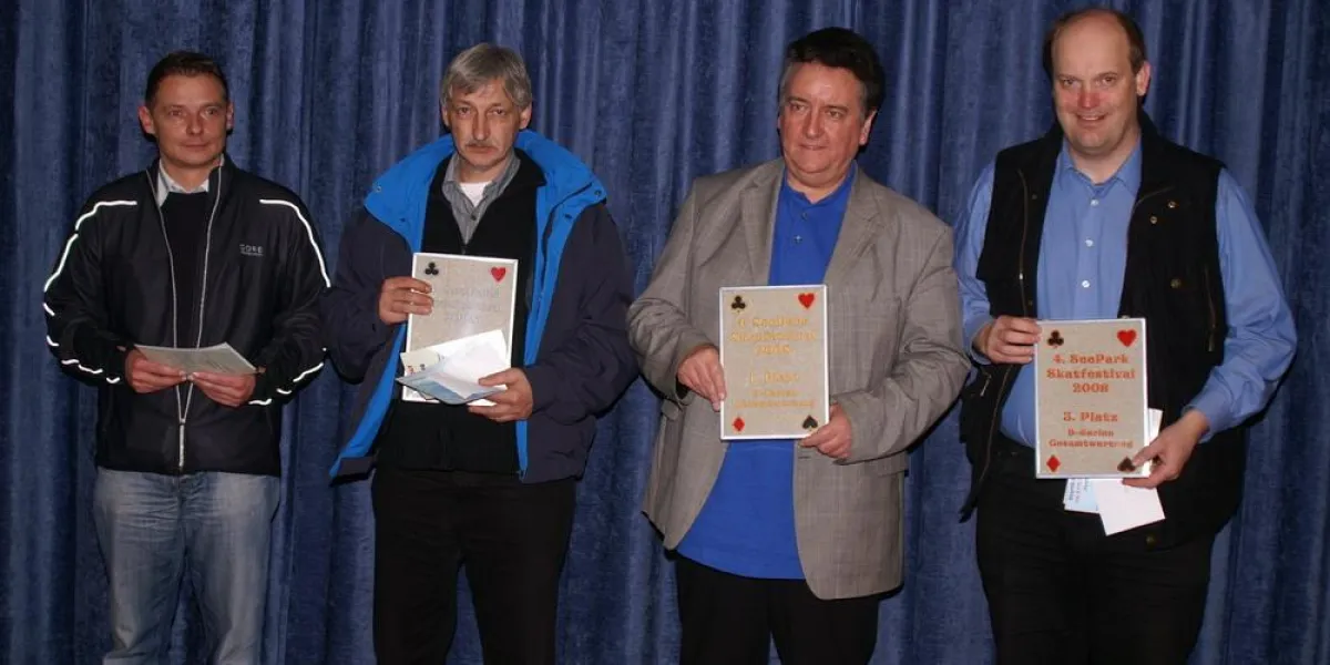 Sieger des Skatfestivals 2008: Walter van Stegen (2.v.r), Detlef Ulrich (2.v.l), Silvio Härtel (l) u. Martin Fuhrer (r)