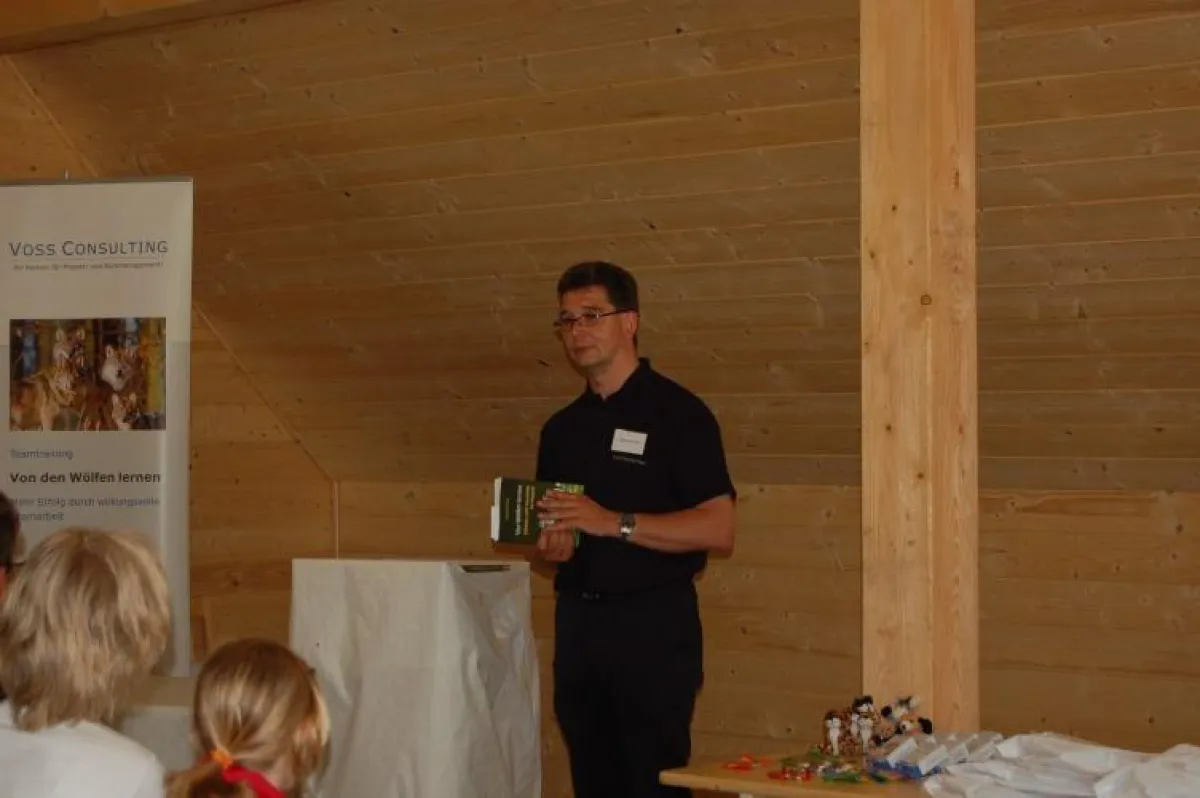 Johannes Voss stellt sein Buch den zahlreichen Besuchern vor