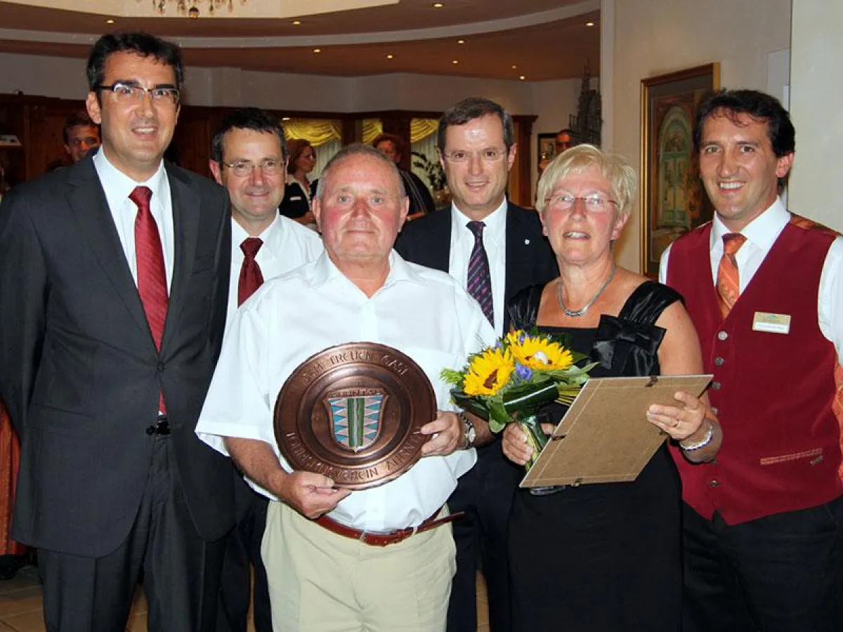 Familie Zimmerhofer mit langjährigen Stammgast