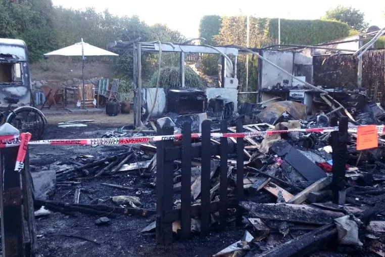 Bild: Wohnwagenbrand versetzt Camper in Angst und Schrecken