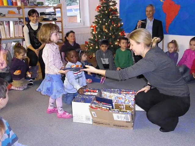 Bild: Traditionelle Weihnachtsaktion der Trend@dress Medien AG beim Kindergarten Briegelacker in Baden-B.