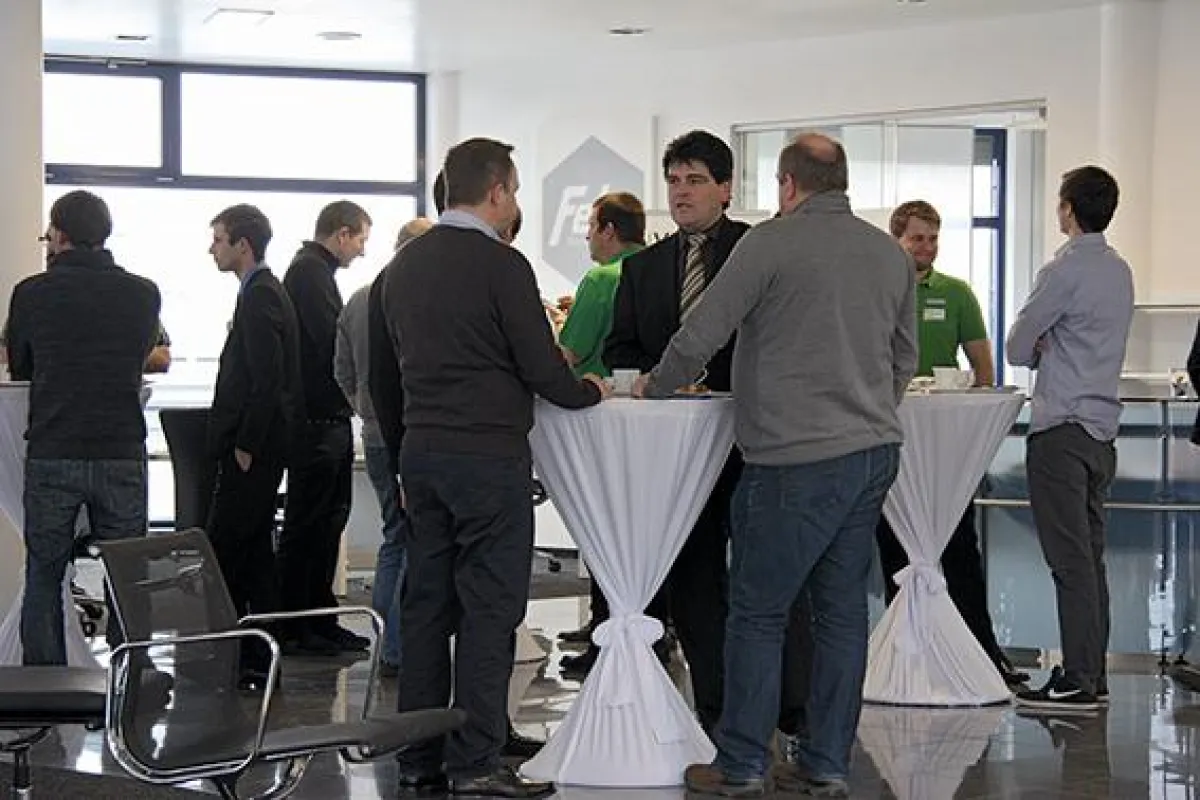 Reger Austausch unter den Teilnehmern des Admin Frühstücks