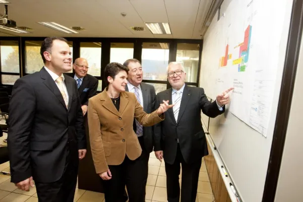 Bild: Präzisionswerkzeug: Umweltministerin Tanja Gönner lobt Energiebewusstsein von Wohlhaupter