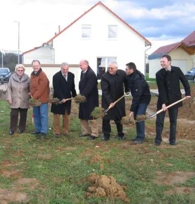 Bild: Erster Spatenstich für modernes Mehrfamilienhaus mit Aufzug