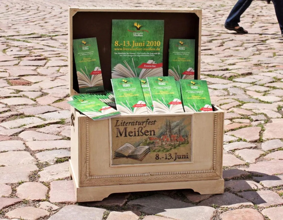 Literaturfest Meißen - Büchertruhe auf dem Marktplatz