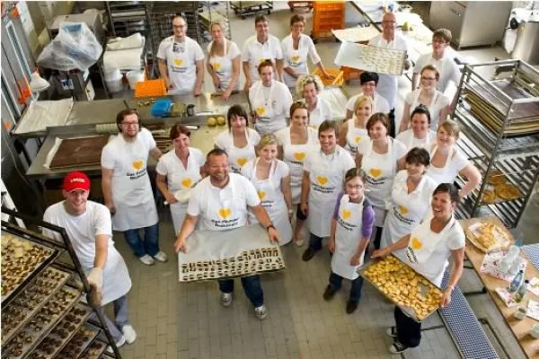 Bild: Hörakustiker backten Dankeschön-Plätzchen: Back-Aktion von Hörsysteme Häusler zum 10-jährigen Firmenjubiläum