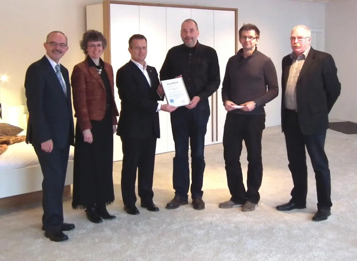 StayFair Geschäftsführer Klaus Schuppert bei der Übergabe des Zertifikates an Hardmud Panthel