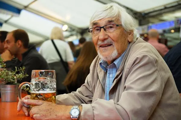 Ein glücklicher Mensch: Eugen Reutlinger genießt das Leben Bild: Ein glücklicher Mensch: Eugen Reutlinger genießt das Leben