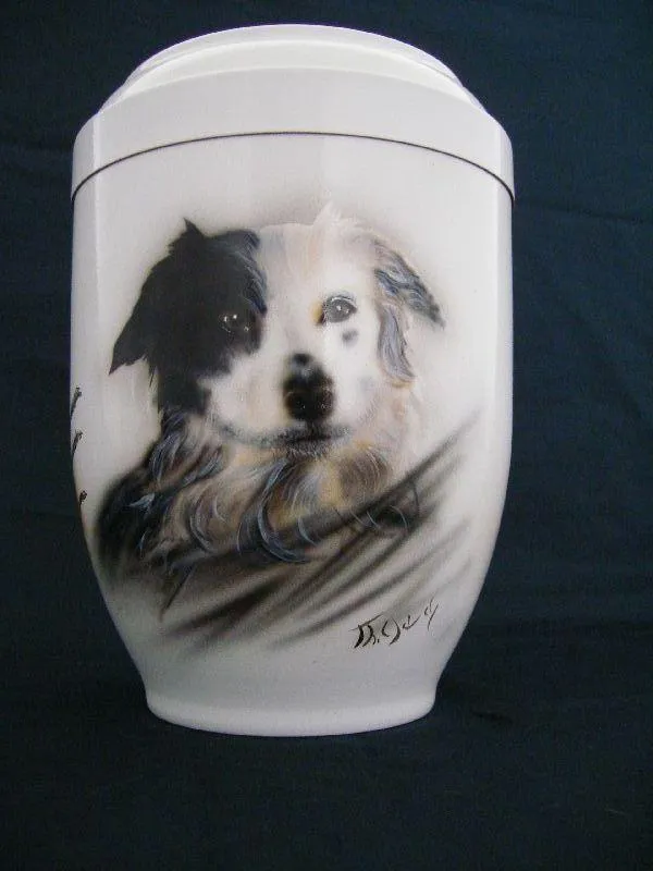 Individuelles Portrait eines Hundes auf einer Kupferurne in Airbrushtechnik