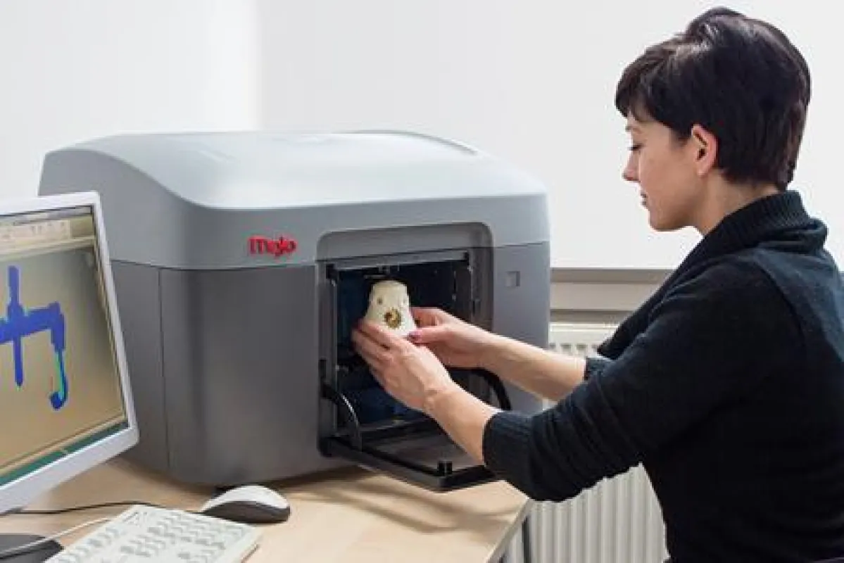 Technische Produktdesignerin am neuen 3D-Drucker; © H. BLumentritt, BFW Leipzig