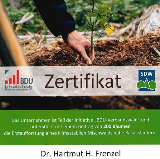 Dr. Hartmut Frenzel beteiligt sich an einer Erstaufforstung Bild: Dr. Hartmut Frenzel beteiligt sich an einer Erstaufforstung