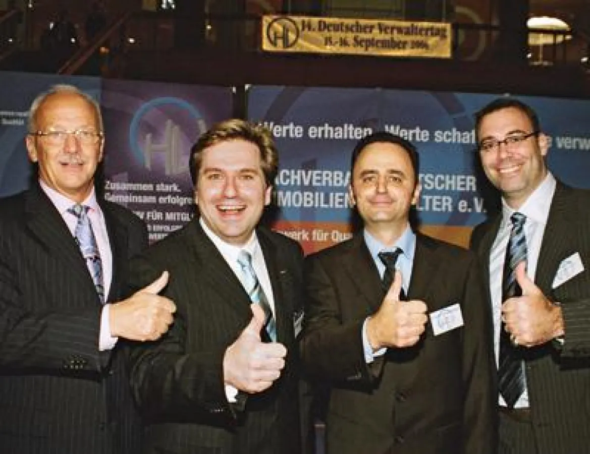 DDIV-Präsident Wolfgang D. Heckeler (links) freut sich ebenso wie Sven-Thorsten Stiller (DDIV-Geschäftsführer, 3. von links) und Ralf Michels (DDIV-Präsidiumsmitglied, ganz rechts) auf die Zusammenarb