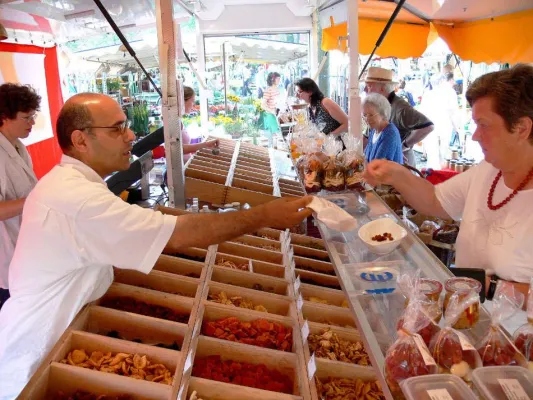 Bild: Marktbesuch von zu Hause – Onlineshop jalalldor.de bietet märchenhafte Trockenfrüchte und Nüsse