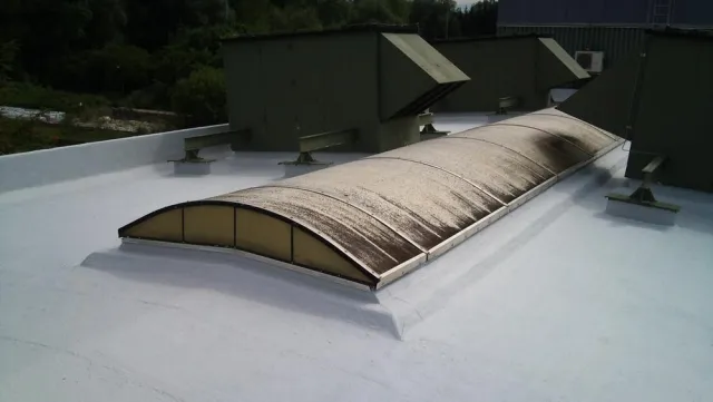 Bild: Flexibles Reparatur- und Schutzsystem für Flachdächer – Nahtlose, mikroporöse Dachmembran