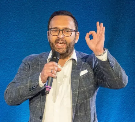 Bild: Steuerberater Andreas Görlich triumphiert beim internationalen Speaker Slam mit "Steuern sind sexy"