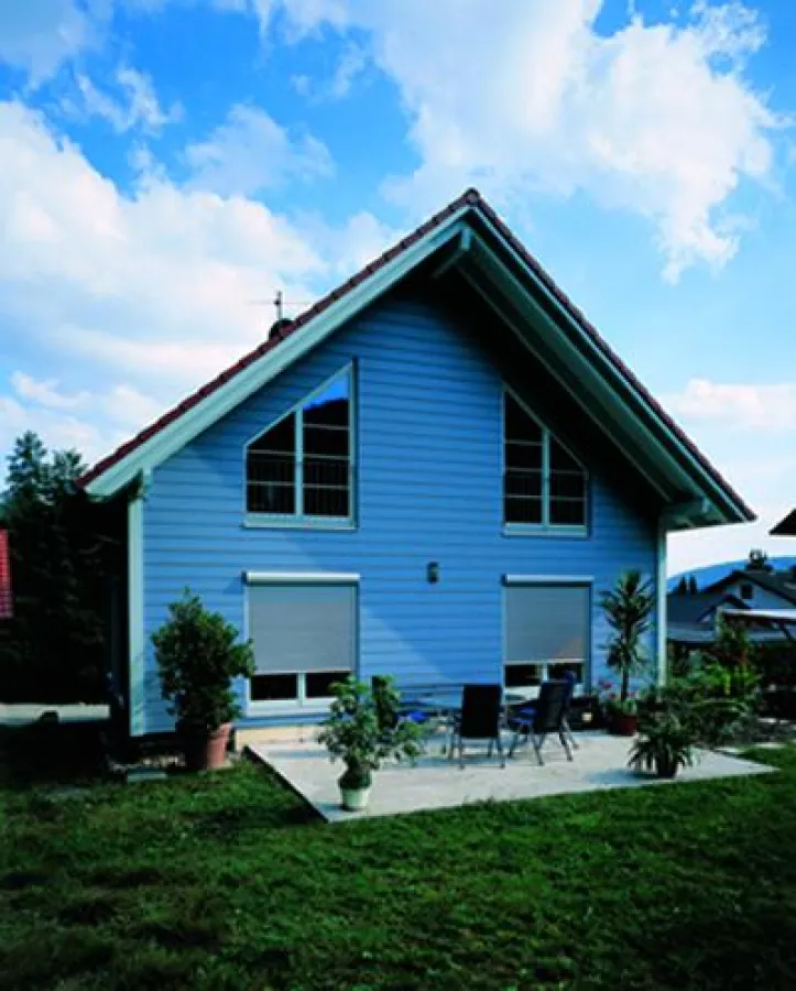 Vorbaurollläden werden von außen auf das Fenster oder die Fassade montiert. Je nach Farbe oder Form können sie auch zur Fassadengestaltung eingesetzt werden.