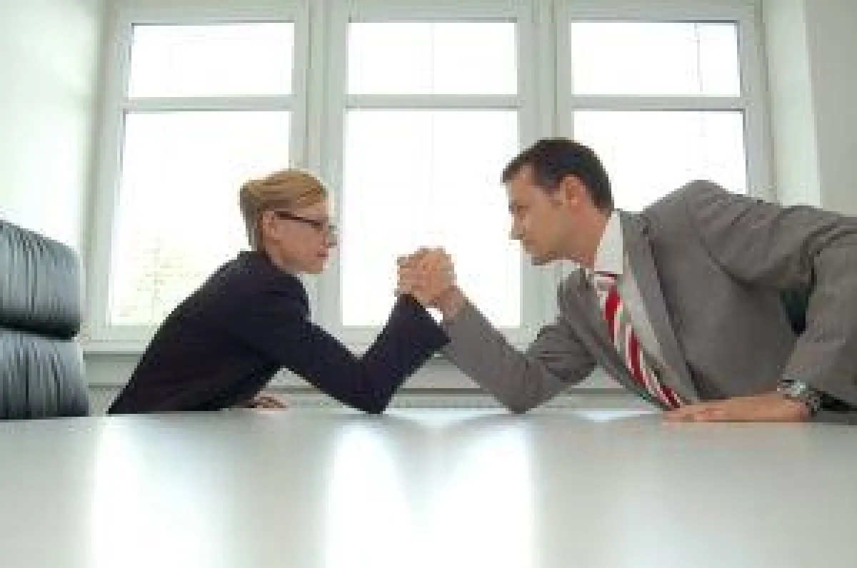 Armdrücken an Schreibtisch