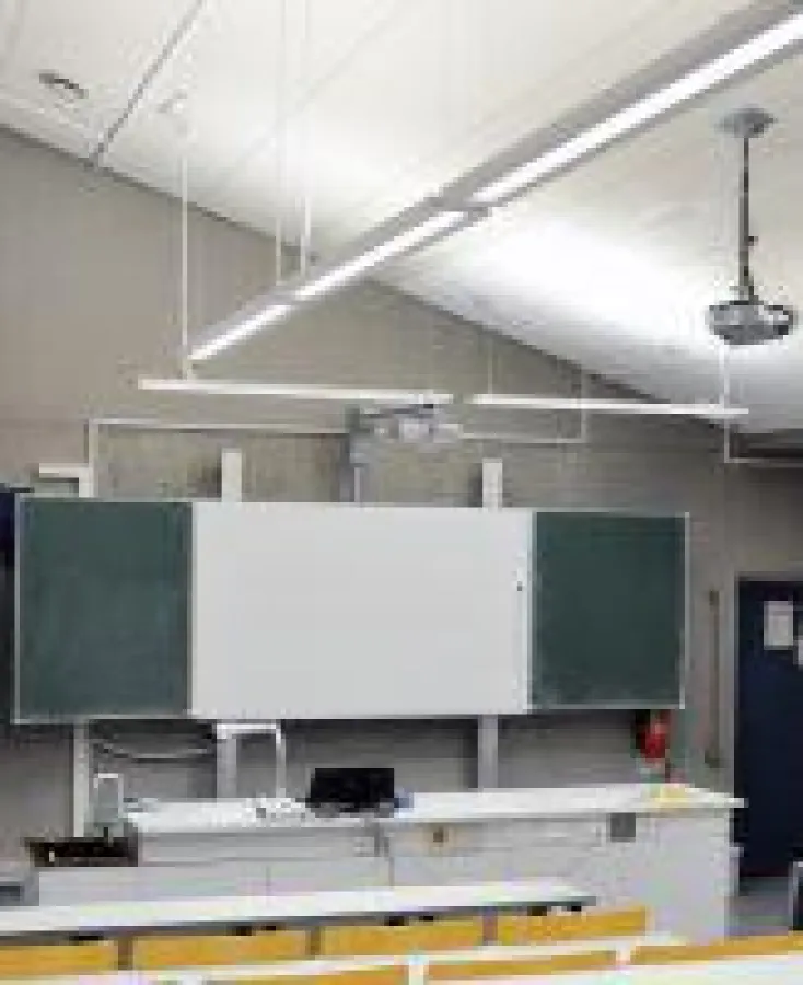 Chemiesaal mit LED Raumlicht und Beleuchtung Wandtafel, ausgeführt mit PIL Pendelleuchten von AS LED Lighting Penzberg