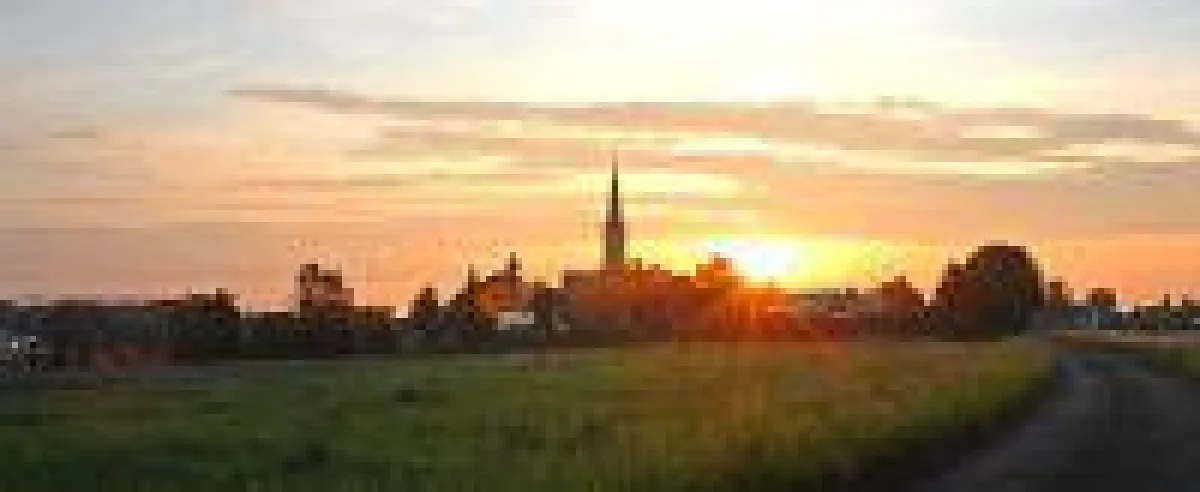 Sonnenaufgang in Wechmar. Von der A4 aus sieht man den Kirchturm, wie ihn vielleicht auch Veit Bach vor 400 Jahren sah.