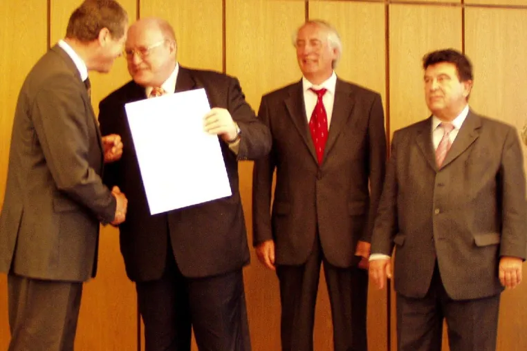 Bild: Hessischer Wirtschaftsminister überreicht Qualitätszertifikat an PR-Ausbilder communication-college