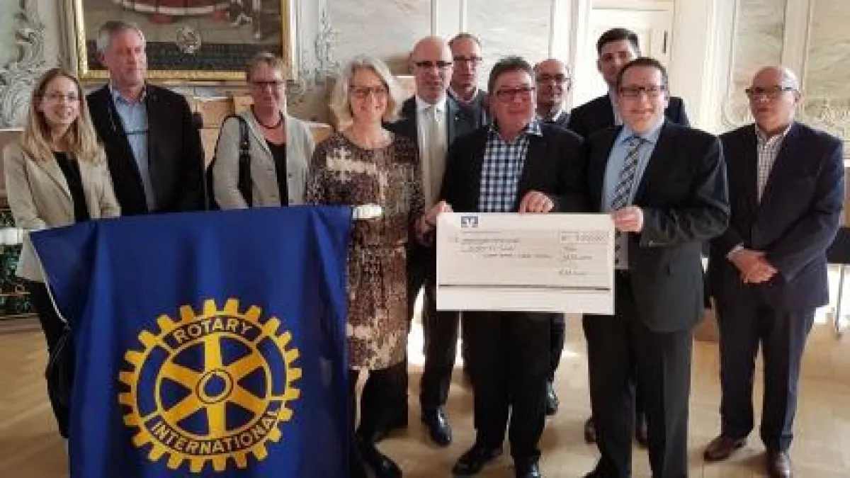 v.l.n.r.: Vertreter der 6 Service Clubs mit Thomas Linnertz (2. v. r.) und Frau Koch