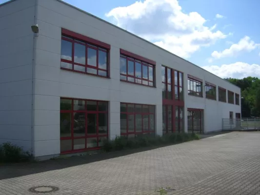 Bild: Immolox und Savills vermitteln 2.500 m² Lager-, Service- und Bürofläche in Erzhausen