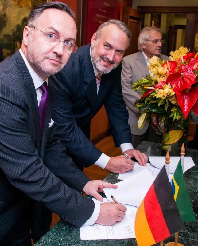 Mohr (links) und Kedor während der Unterzeichnungszeremonie (Foto: Elias Gomes)