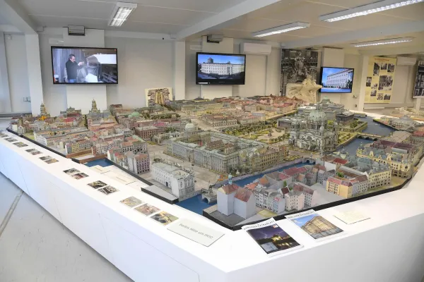 Bild: Der Förderverein Berliner Schloss öffnet neues Informationscenter direkt an der Lustgarten-Fassade