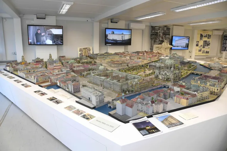 Der Förderverein Berliner Schloss öffnet neues Informationscenter direkt an der Lustgarten-Fassade Bild: Der Förderverein Berliner Schloss öffnet neues Informationscenter direkt an der Lustgarten-Fassade