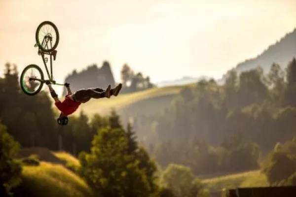 Bild: Bike-Spaß, Höhen-Abenteuer & Wasser-Action - sommerZEIT für Teenager im Naturhotel Forsthofgut