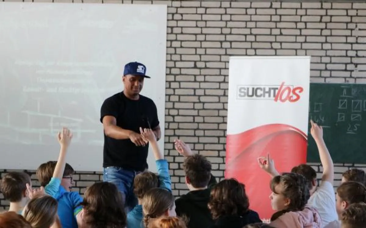 suchtLOS mit Martin Rietsch alias 2schneidig: Präventionsprogramm wird „Projekt des Monats“ der Drog