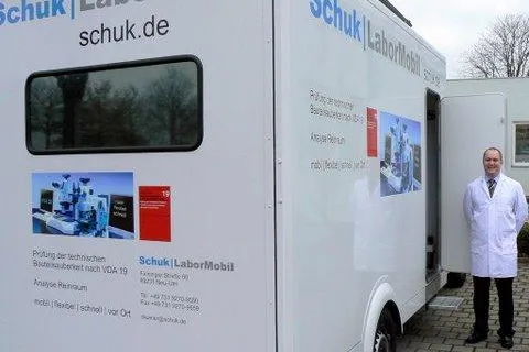 Jörg Schneider untersucht technische Bauteile auf Restschmutz im Mikrobereich Bild: Jörg Schneider untersucht technische Bauteile auf Restschmutz im Mikrobereich