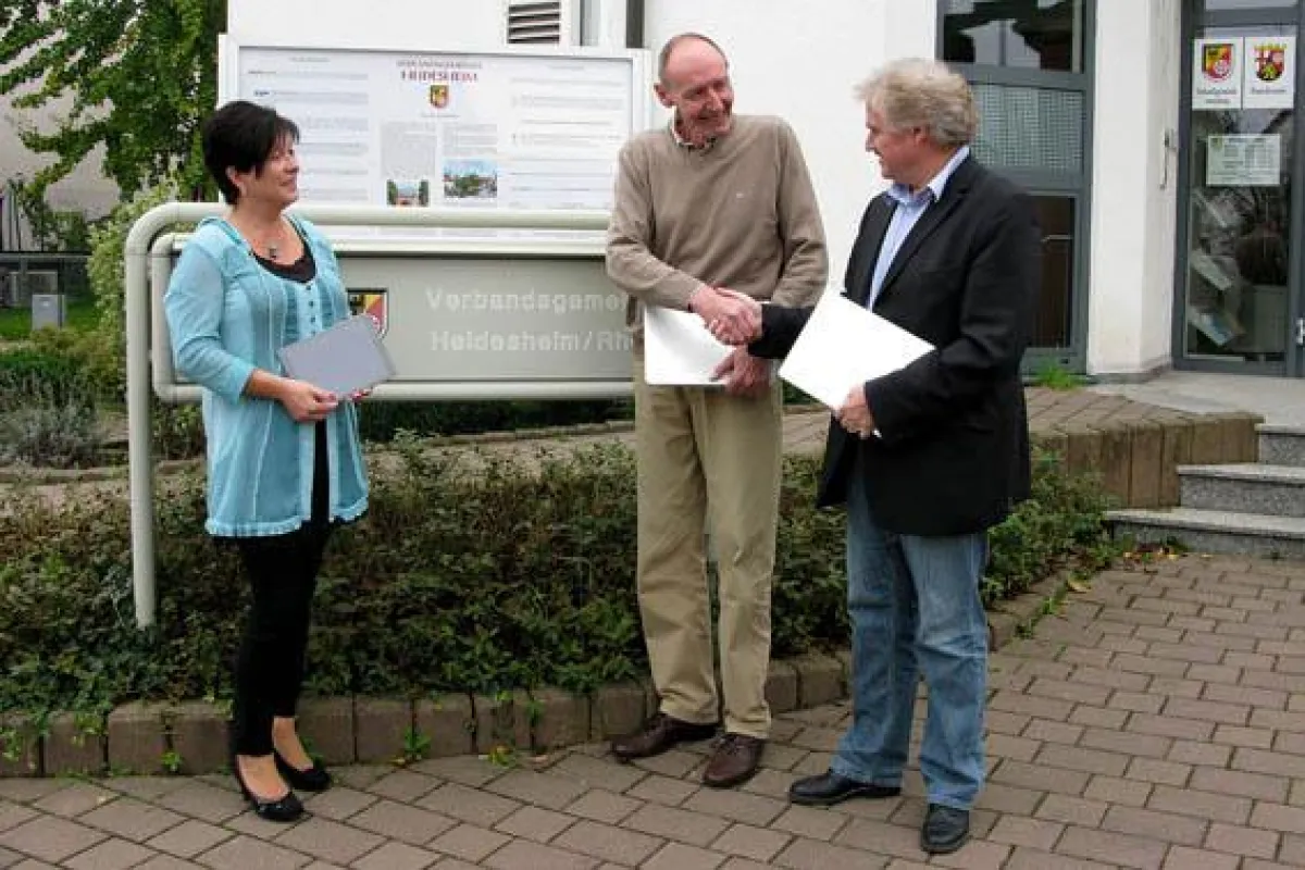 Meilen-Millionär_Foto Übergabe v.l.n.r. Monika Machens, Leiterin des Seniorenbüros Heidesheim, Heiko