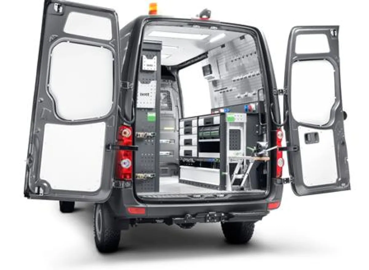 Die bott vario Fahrzeugeinrichtung in einer Konfiguration zur Wartung von Baumaschinen.