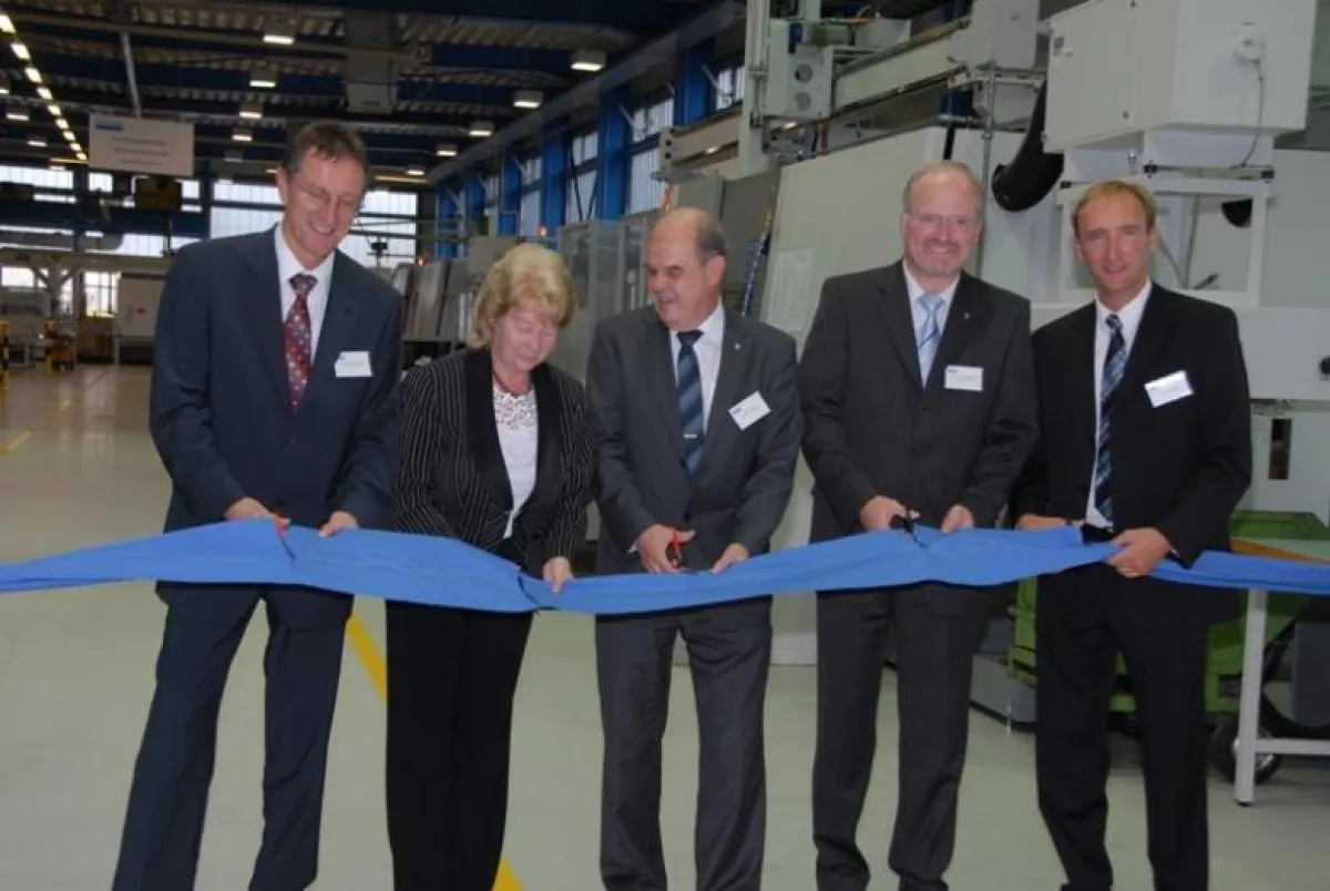 Symbolische Eröffnung der neuen, hochmodernen Produktionshalle