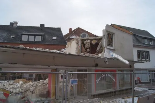 Abrissarbeiten gehen weiter - Eisdiele macht Platz für MEP Bild: Abrissarbeiten gehen weiter - Eisdiele macht Platz für MEP