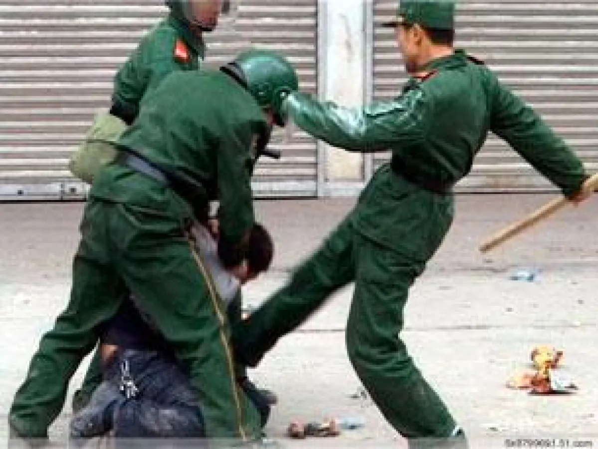 Das Bild zeigt wie ein tibetischer Demonstrant von der Polizei niedergeworfen und mißhandelt wird