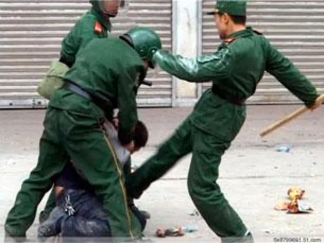 Tibetische Demonstranten verprügelt und verhaftet Bild: Tibetische Demonstranten verprügelt und verhaftet