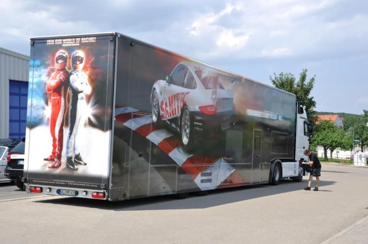 Der von der Kreativagentur Thomas GmbH gestaltete Trailer vor seiner Abfahrt zum Porsche Mobil 1 Supercup in Hockenheim.