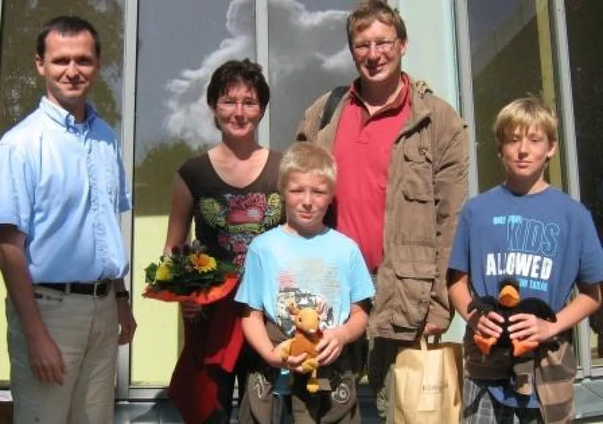 Geschäftsführer Ulf Steiner und Familie Weber und vor dem Nationalpark-Zentrum KÖNIGSSTUHL