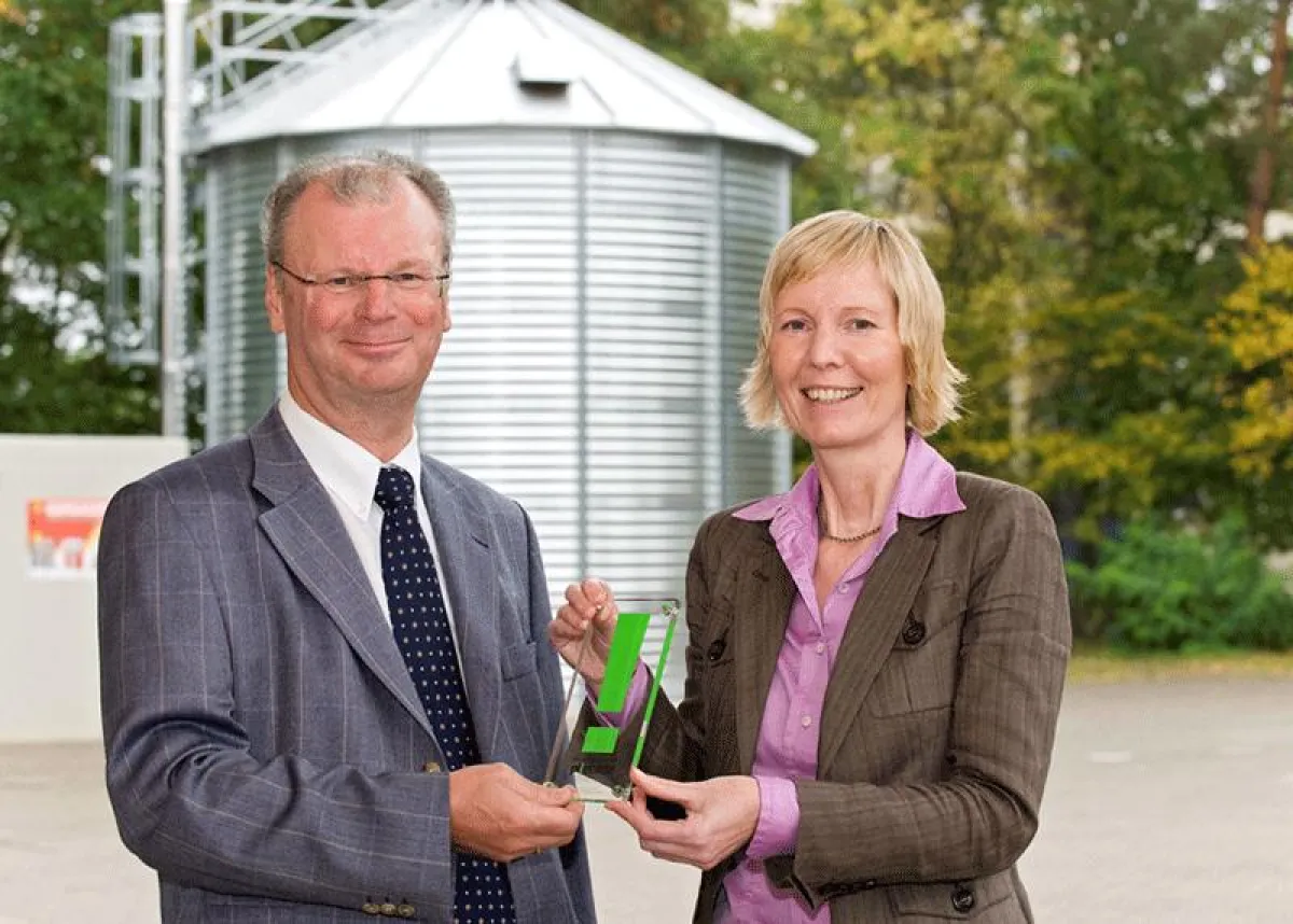 Astrid Stehmeier, Projektleiterin der Bremer Energie-Konsens, überreicht Norbert Lange-Kroning, Geschäftsführer Kroning Industrie- und Landtechnik, die