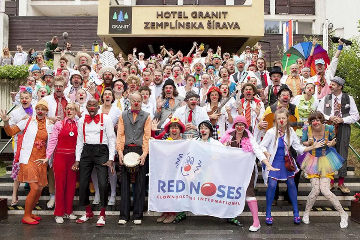 ROTE NASEN Clowns aller 11 Partnerländer