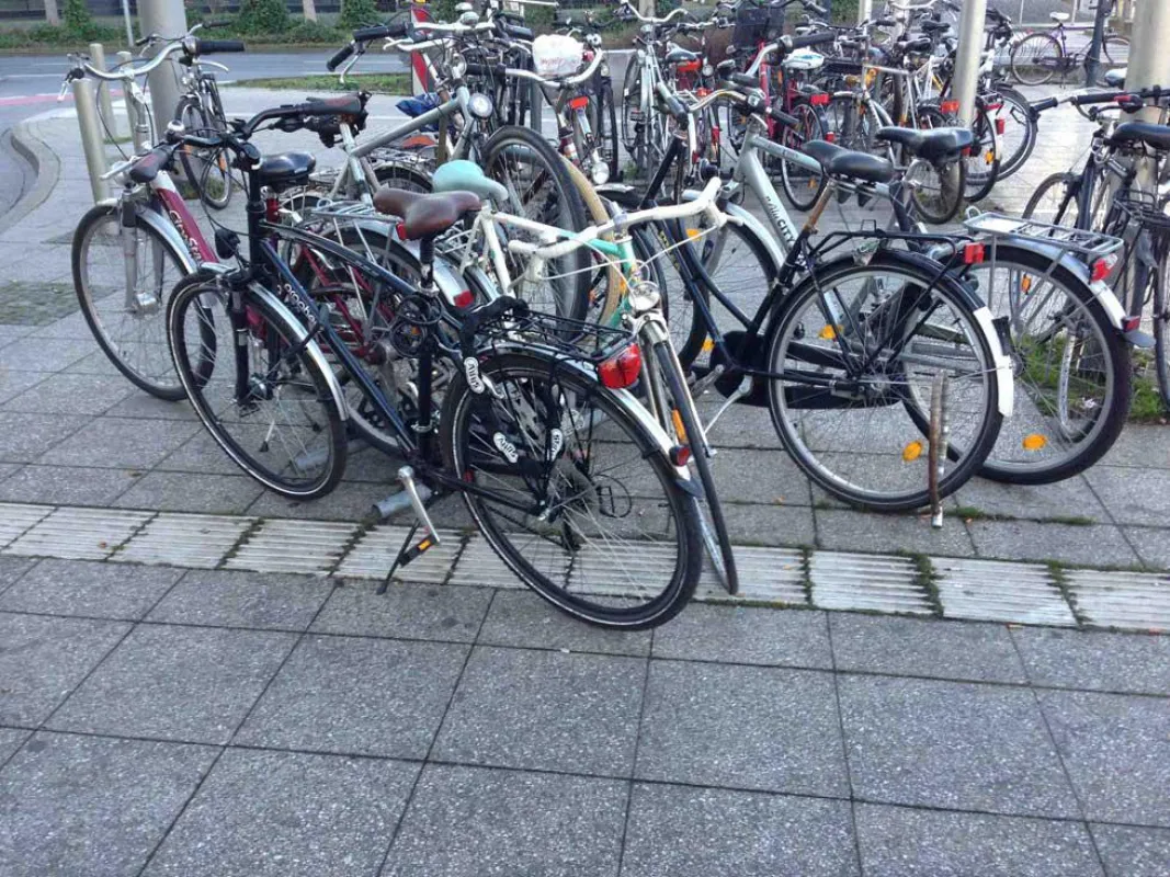 Räder versperren den Leitstreifen. © inclusion