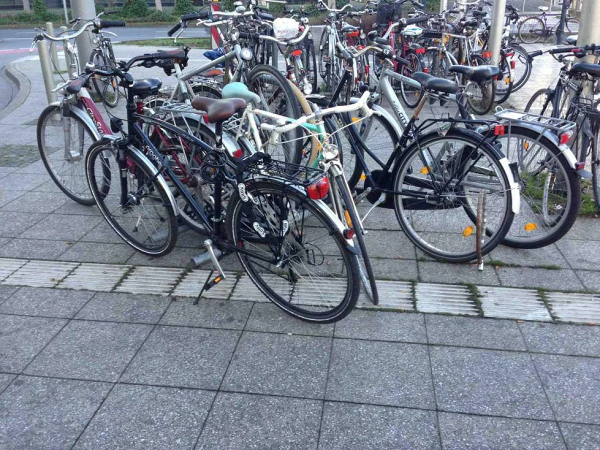 Räder versperren den Leitstreifen. © inclusion