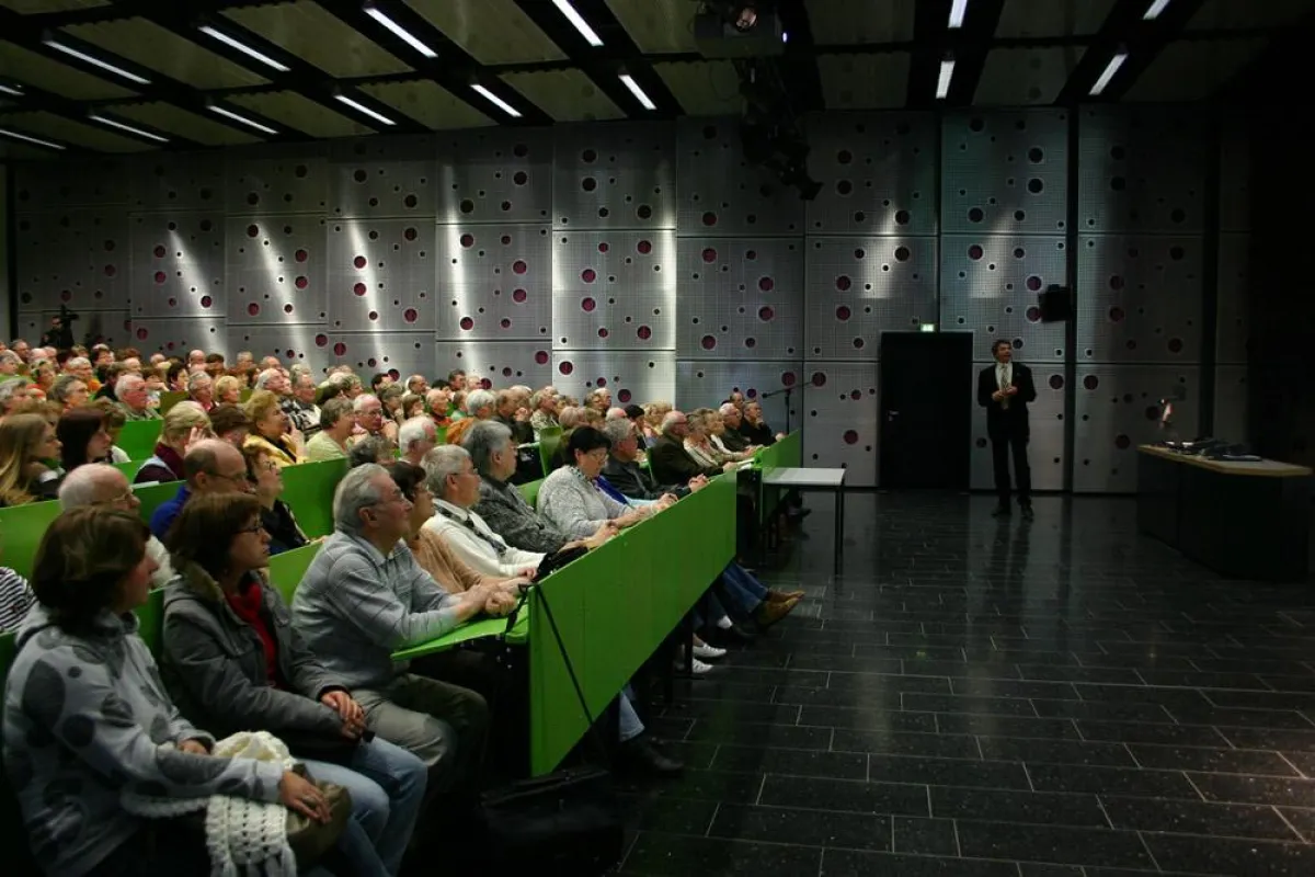 Gespannt lauschten die Zuhörer der GenerationenHochschule den Ausführungen von Prof. Dr. Georg Felser zur Frage „Was wollte Kant?“